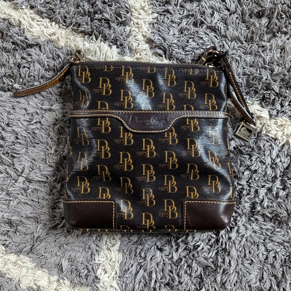 Dooney & Bourke Brown Crossbody Everyday Bag Signature DB Logo - Picture 1 of 7